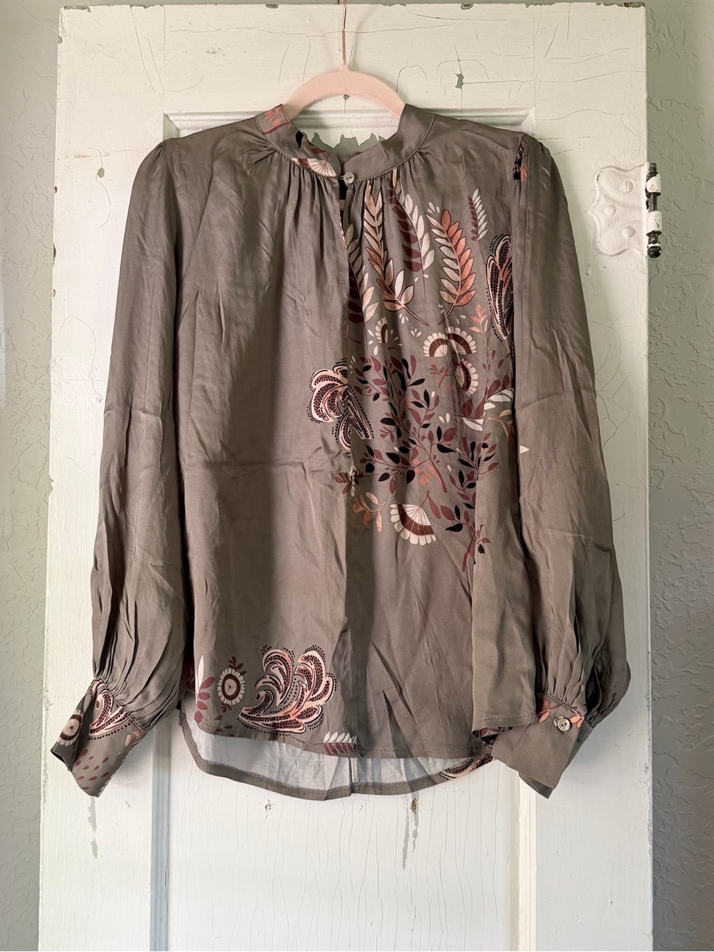 Summum‎ Woman V-Neck Button Top Size 40 (US 10) gray Abstract Print